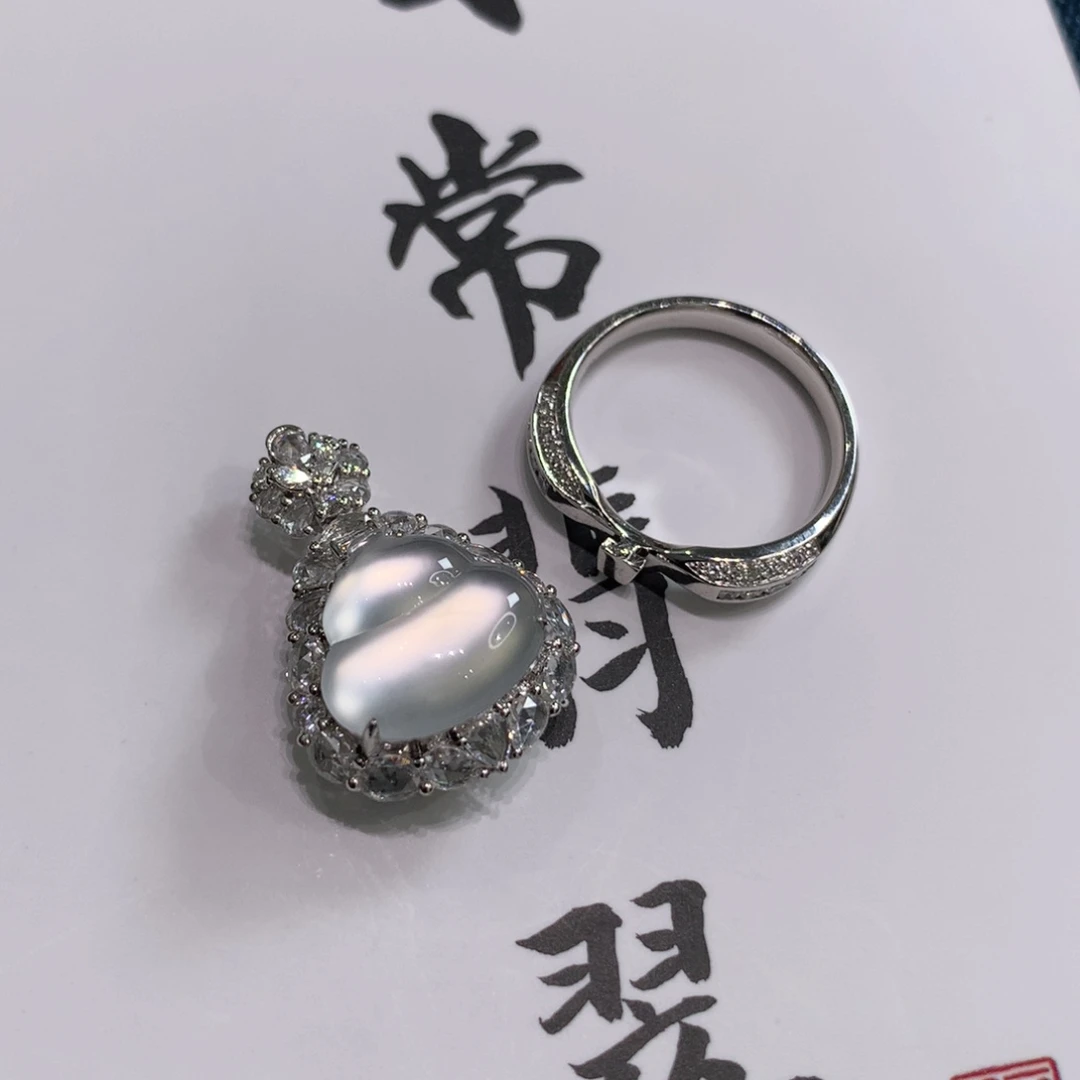 颈饰18K金镶嵌翡翠戒指吊坠两用