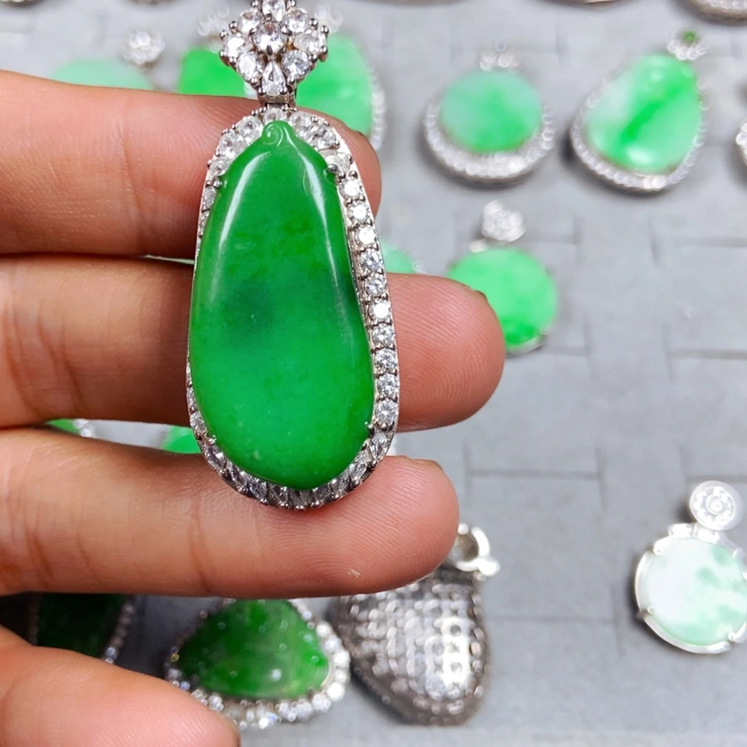 翡翠未镶嵌颈饰福瓜