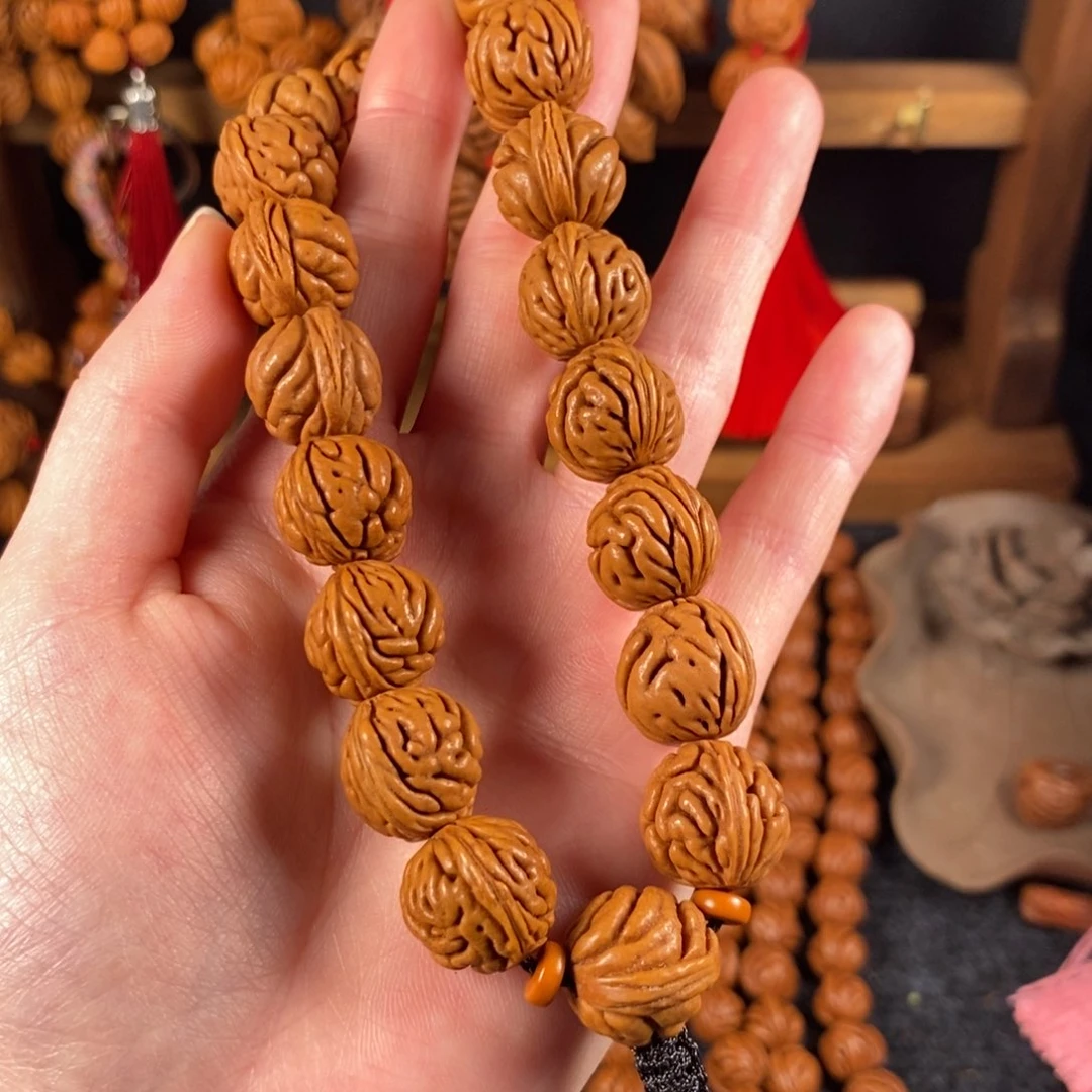 吊坠桃核桃枭手持