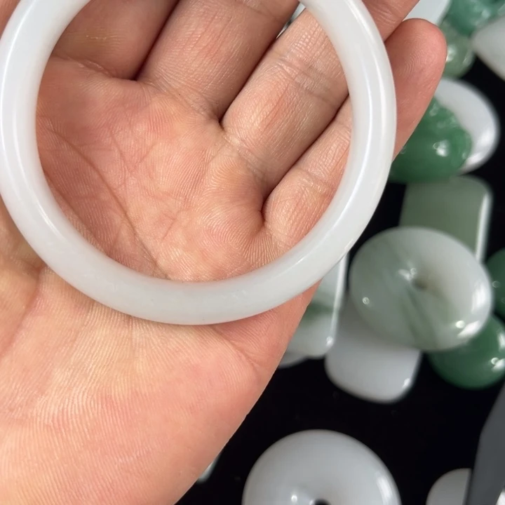 石英质玉未镶嵌颈饰