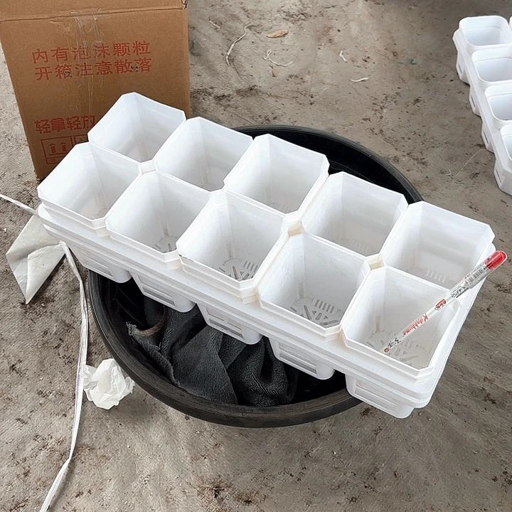 7厘米白方盆20个，托架2个