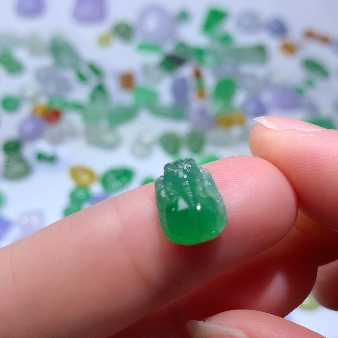 翡翠未镶嵌颈饰皮休