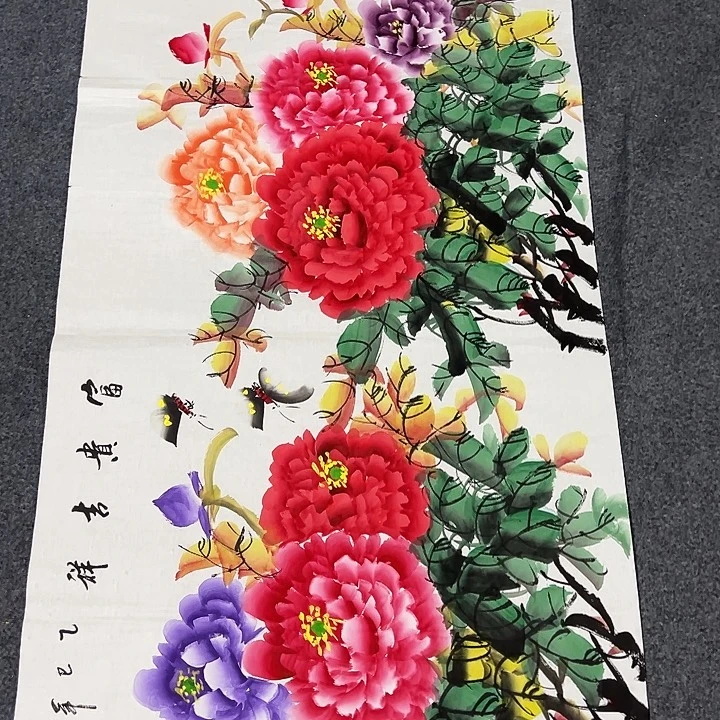 客厅的灯亮了起来