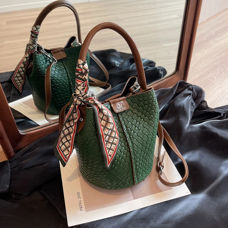 百搭时尚手提菜篮子女2025夏天通勤菱格水桶包编织简约单肩斜挎包