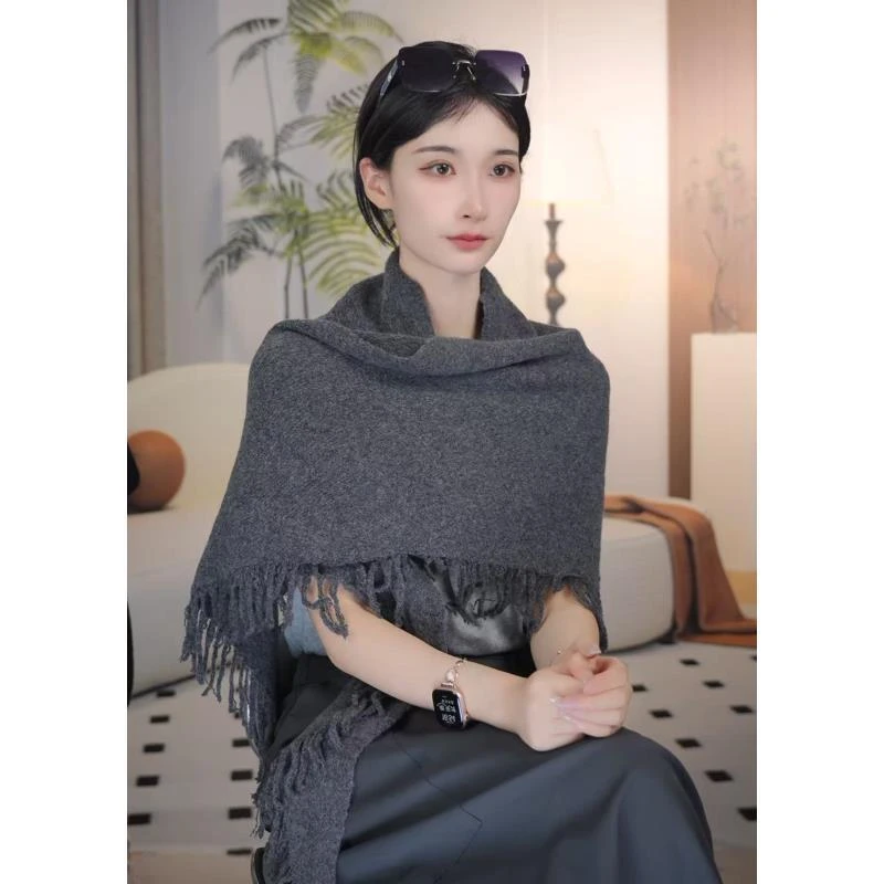 羊毛流苏三角披肩秋冬季新款时尚百搭女保暖防寒纯色针织围脖外搭