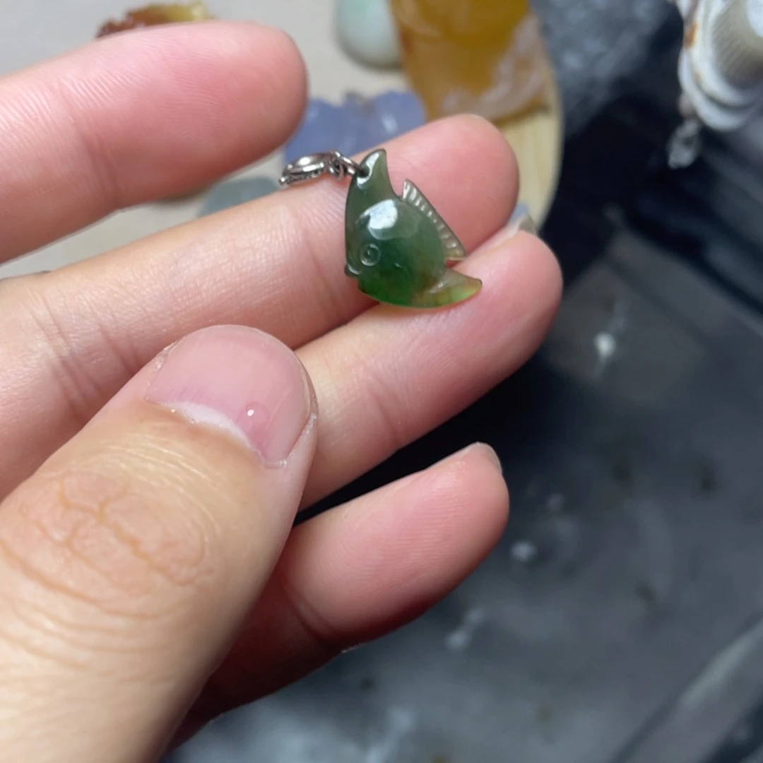 翡翠未镶嵌颈饰热带鱼