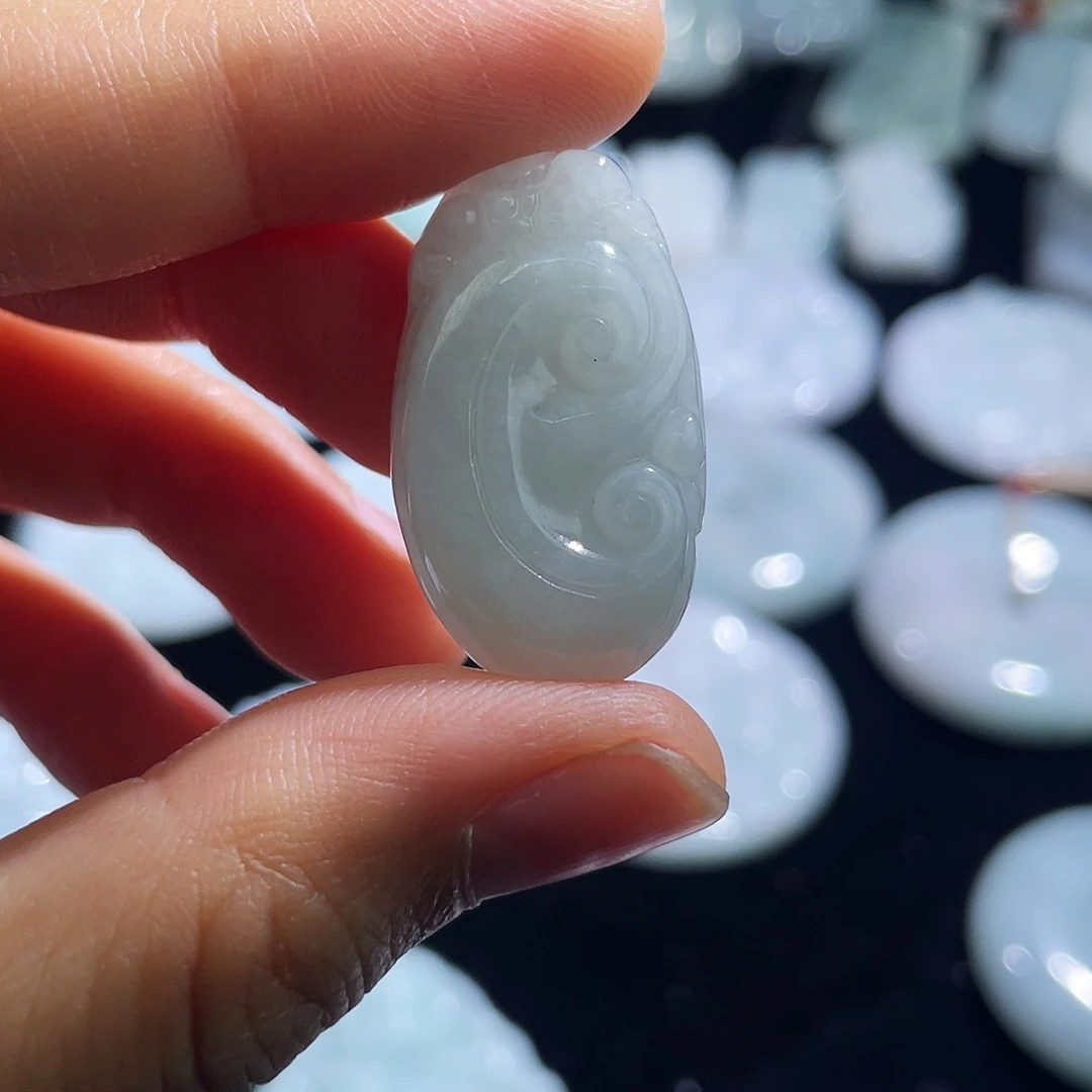 翡翠未镶嵌颈饰如意