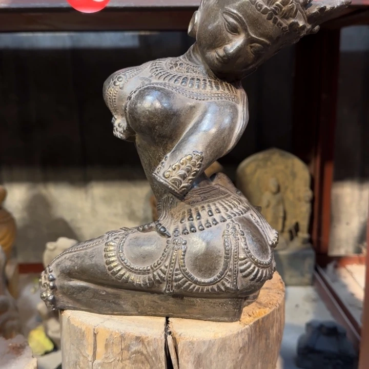 发****砖雕茶室里的高端摆件