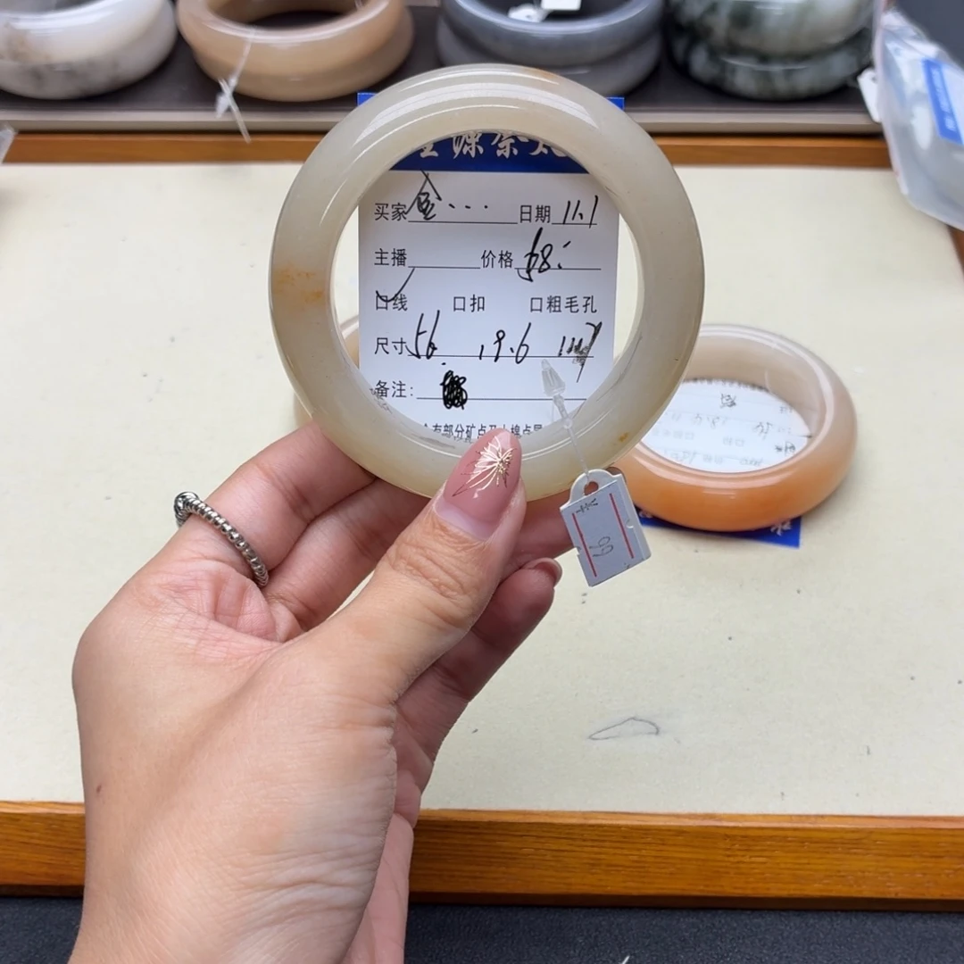 金***间石英岩玉未镶嵌手镯