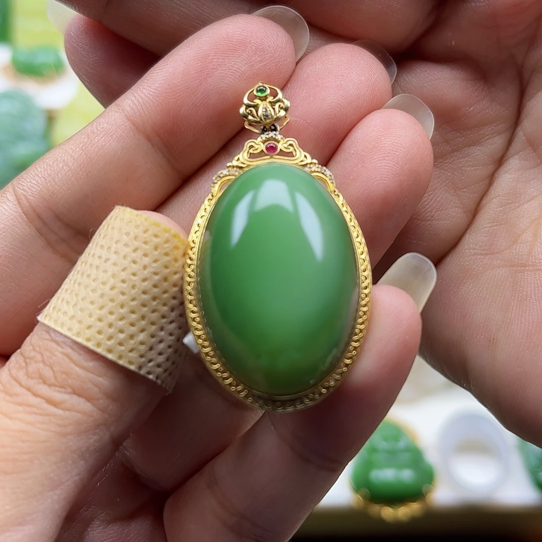 颈饰18K金镶嵌和田玉