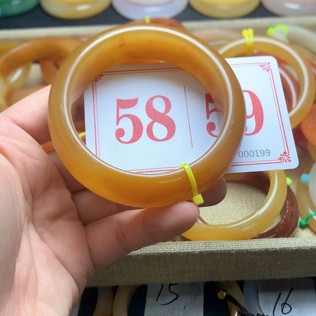 未镶嵌石英质玉（黄龙玉）手镯