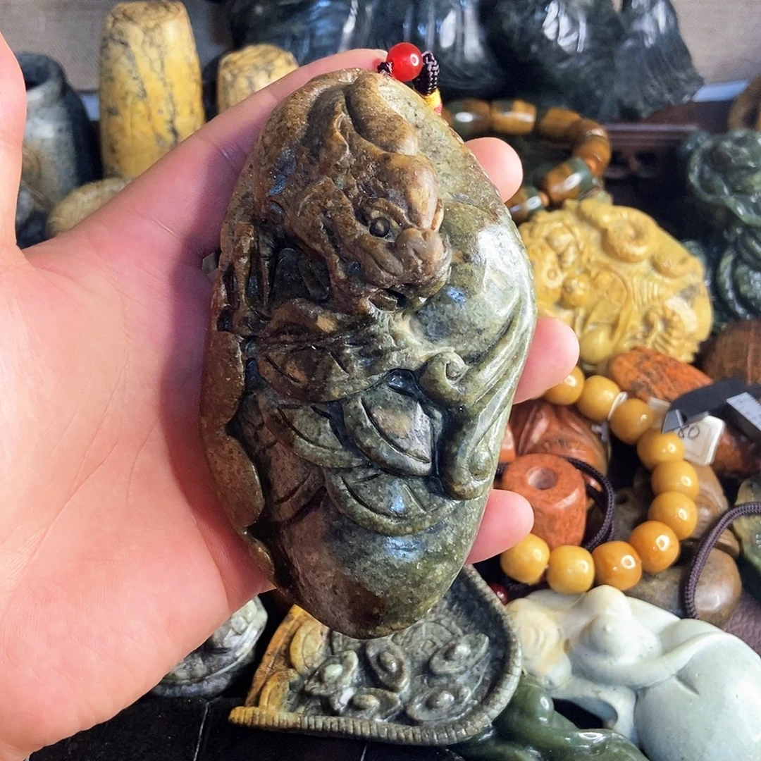 未镶嵌岫岩河磨玉（透闪石质玉）挂件