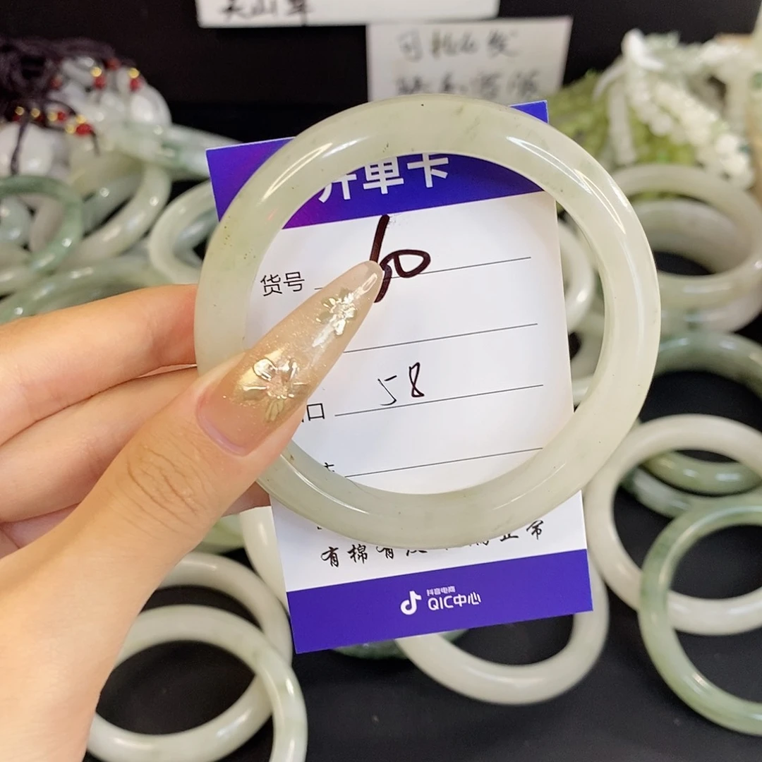 未镶嵌手镯石英质玉