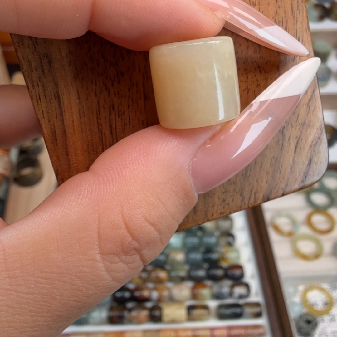 蛇纹石玉未镶嵌颈饰藕粉