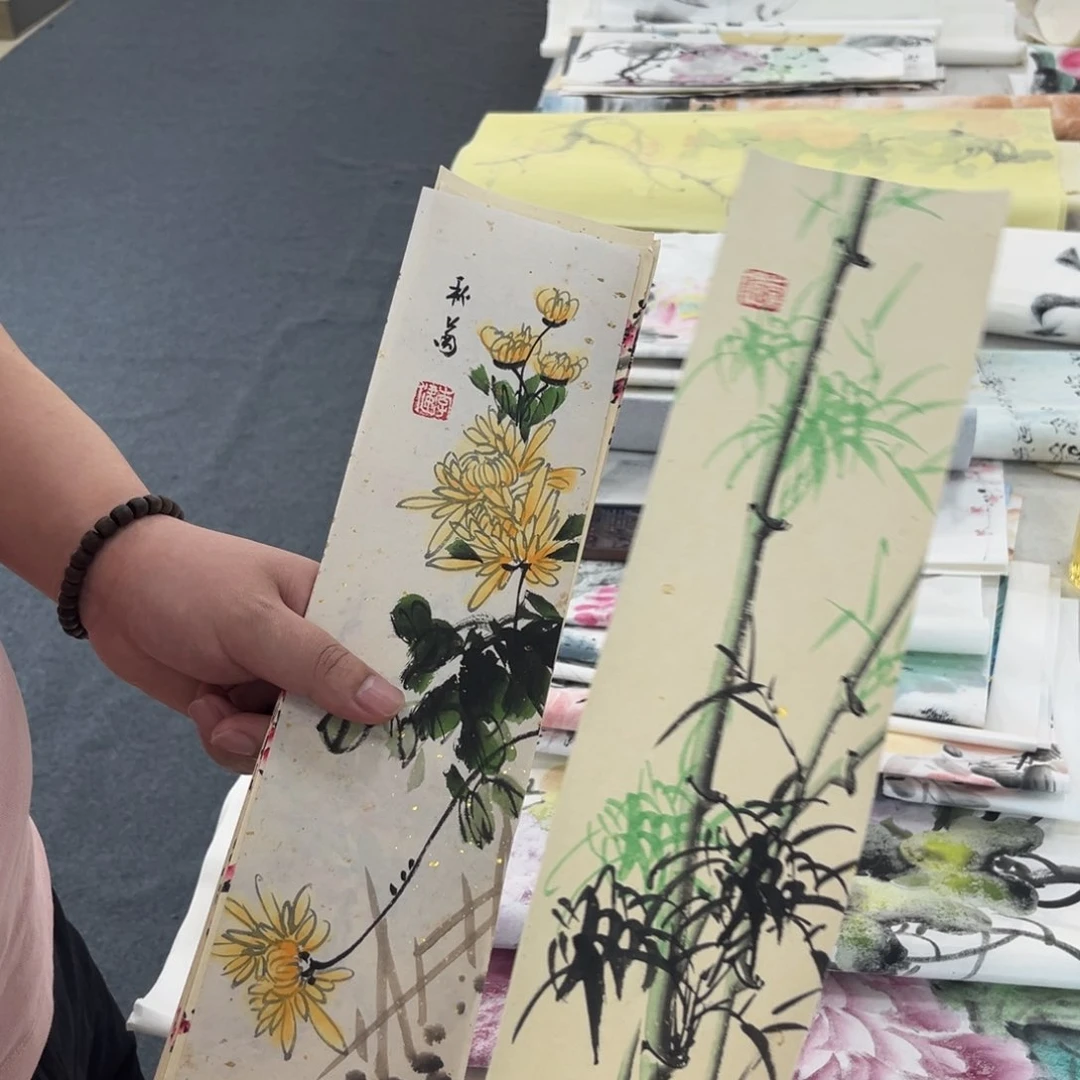 国画卖字画的小男孩