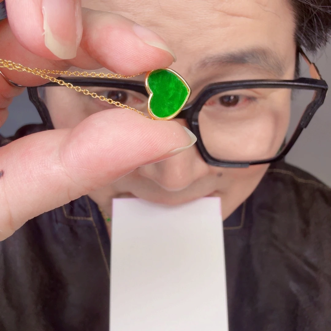 翡翠未镶嵌颈饰一件