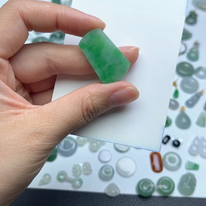 翡翠未镶嵌颈饰绿无事牌