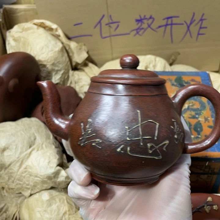 紫砂茶壶原矿泥料，手工制作的一把紫砂壶。