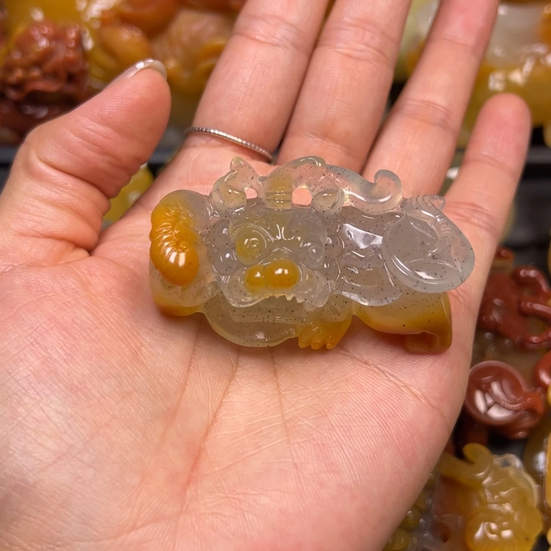 石英质玉（黄龙玉）未镶嵌颈饰