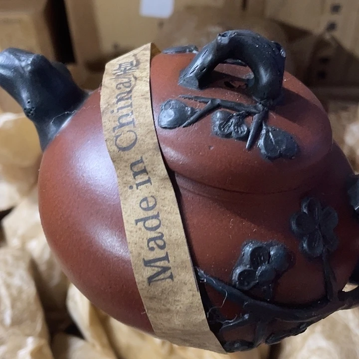 茶壶紫砂原矿泥料手工制作的一把紫砂壶。