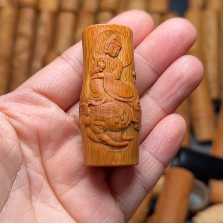 髙***兴实心竹雕刻手把件