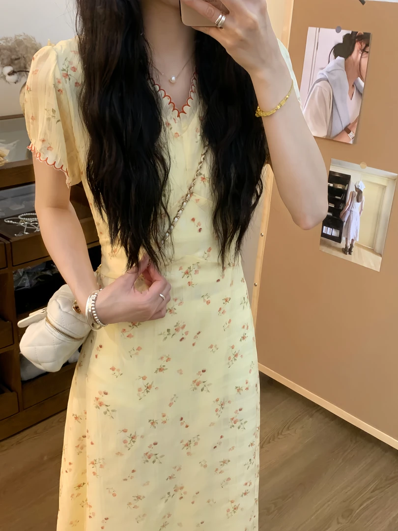 #8229甜美纯欲气质v领蔷薇碎花显瘦小众设计感连衣裙