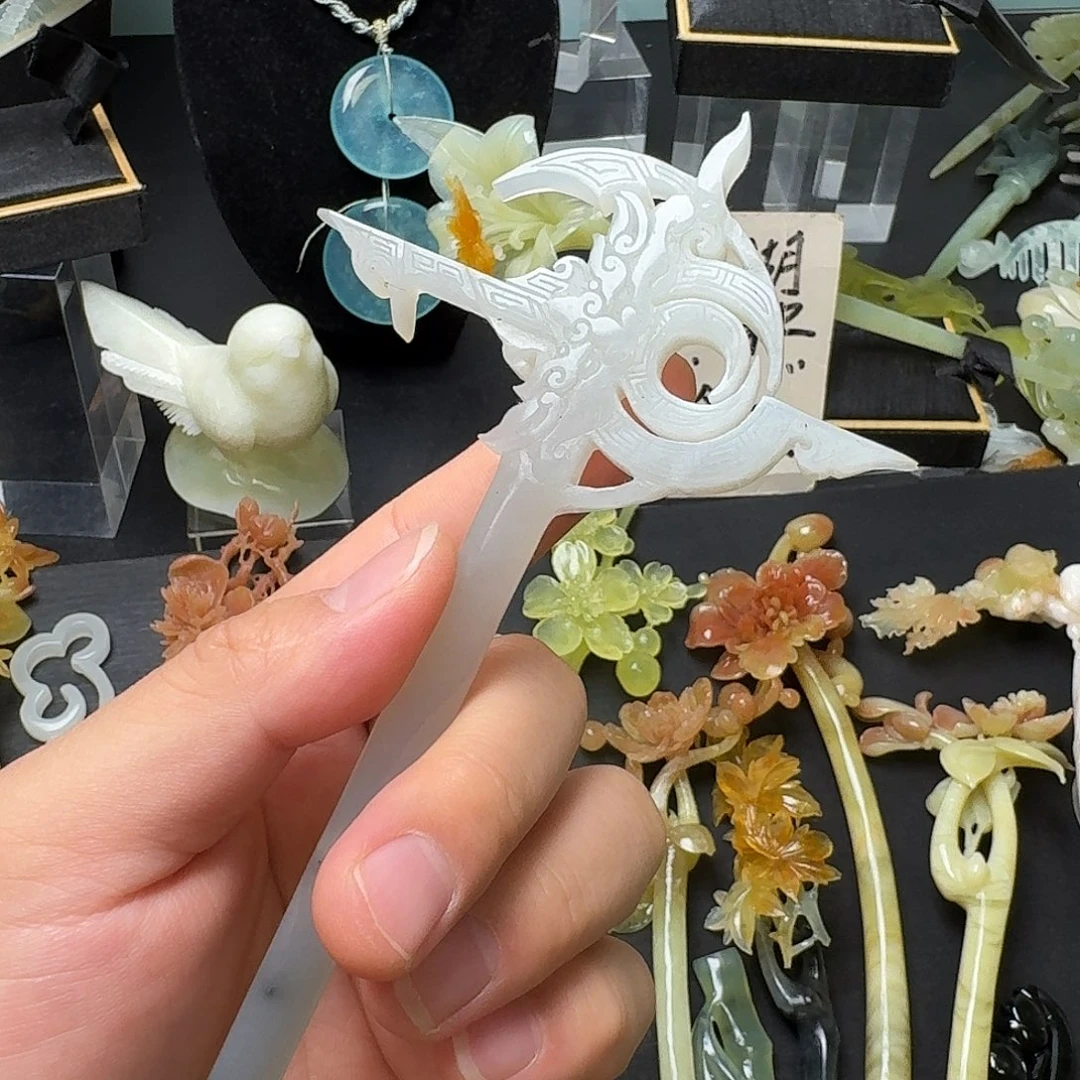 钟***卿未镶嵌蛇纹石玉发饰