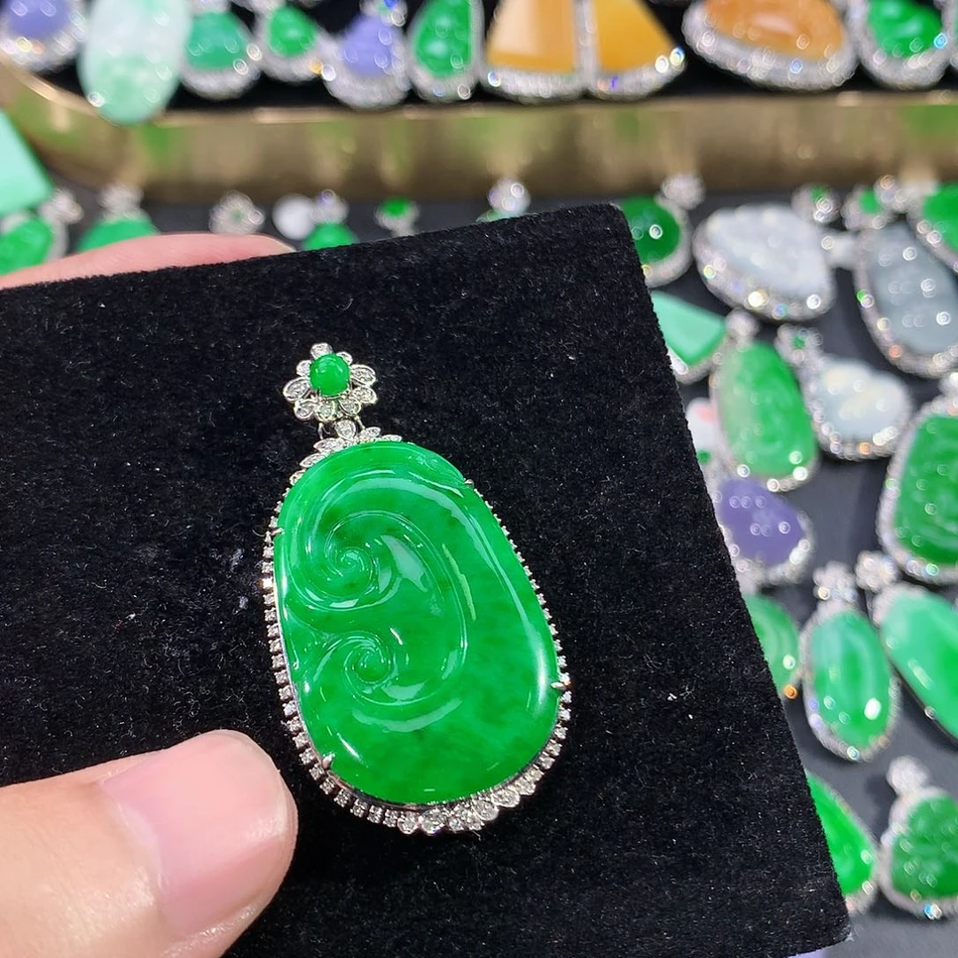 鑫***淼翡翠18K金镶嵌颈饰