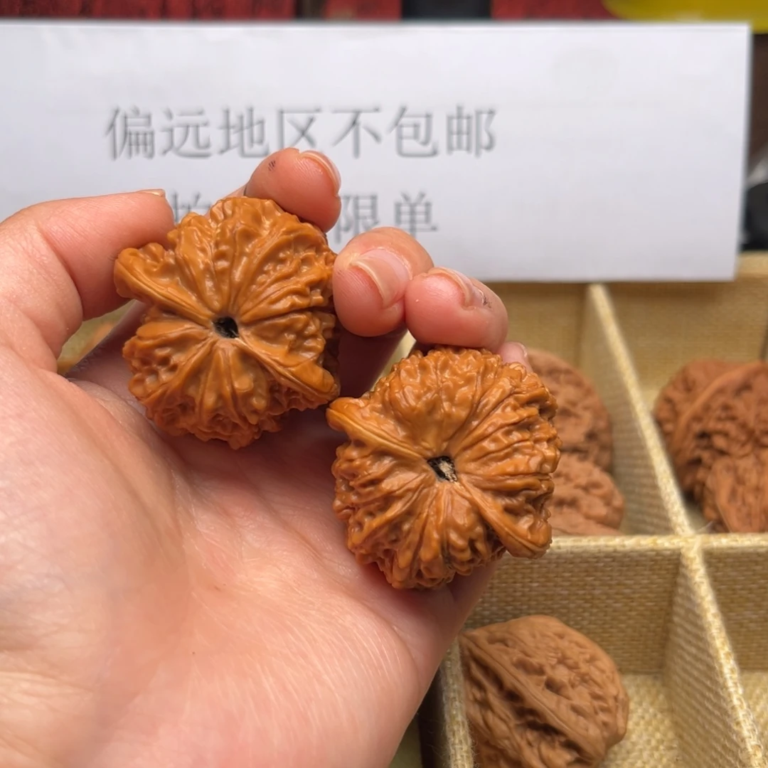 文玩核桃吊坠40血麒麟