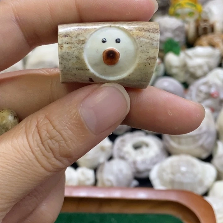 配饰鹿角雕刻一个出