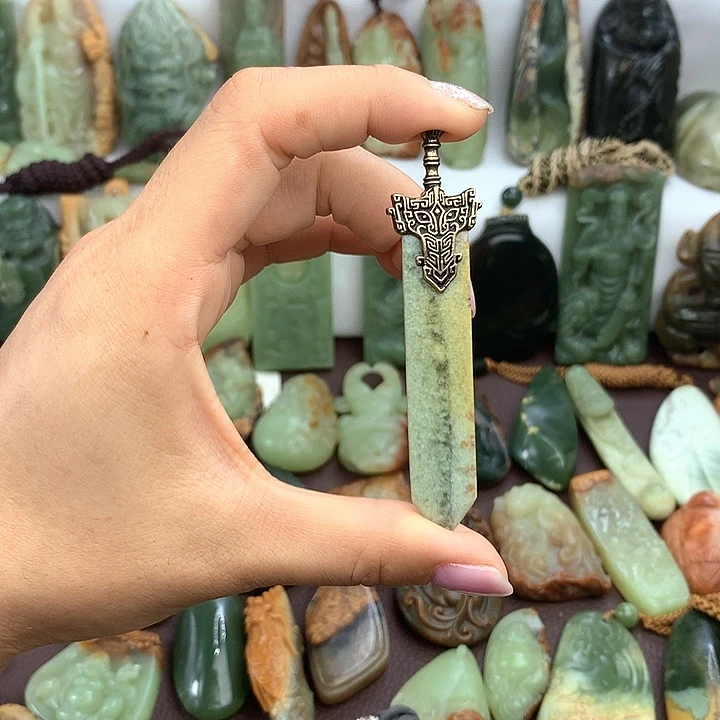 未镶嵌岫岩河磨玉（透闪石质玉）挂件