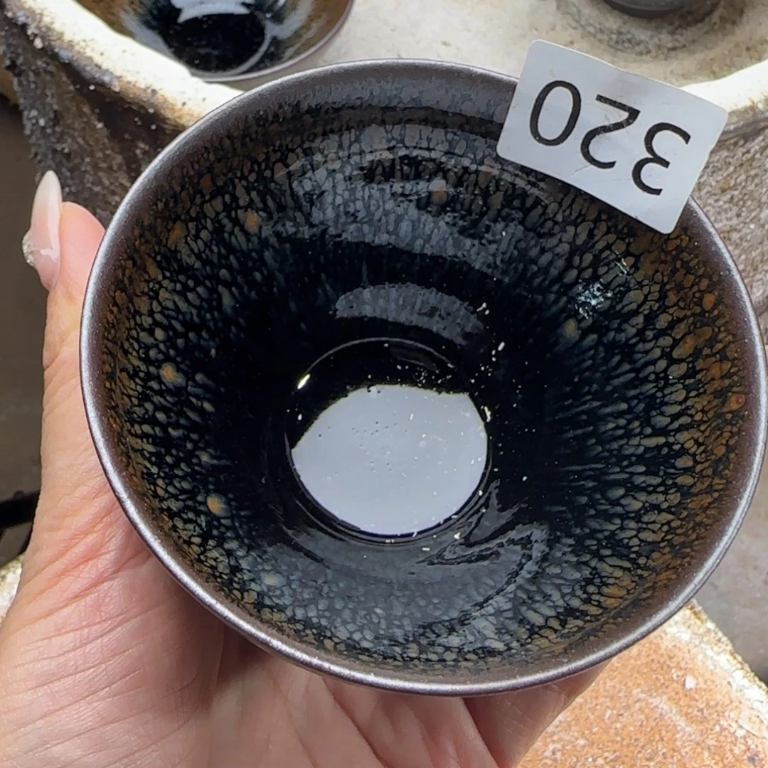 茶盏玲珑茶香中透露出浓郁醇厚