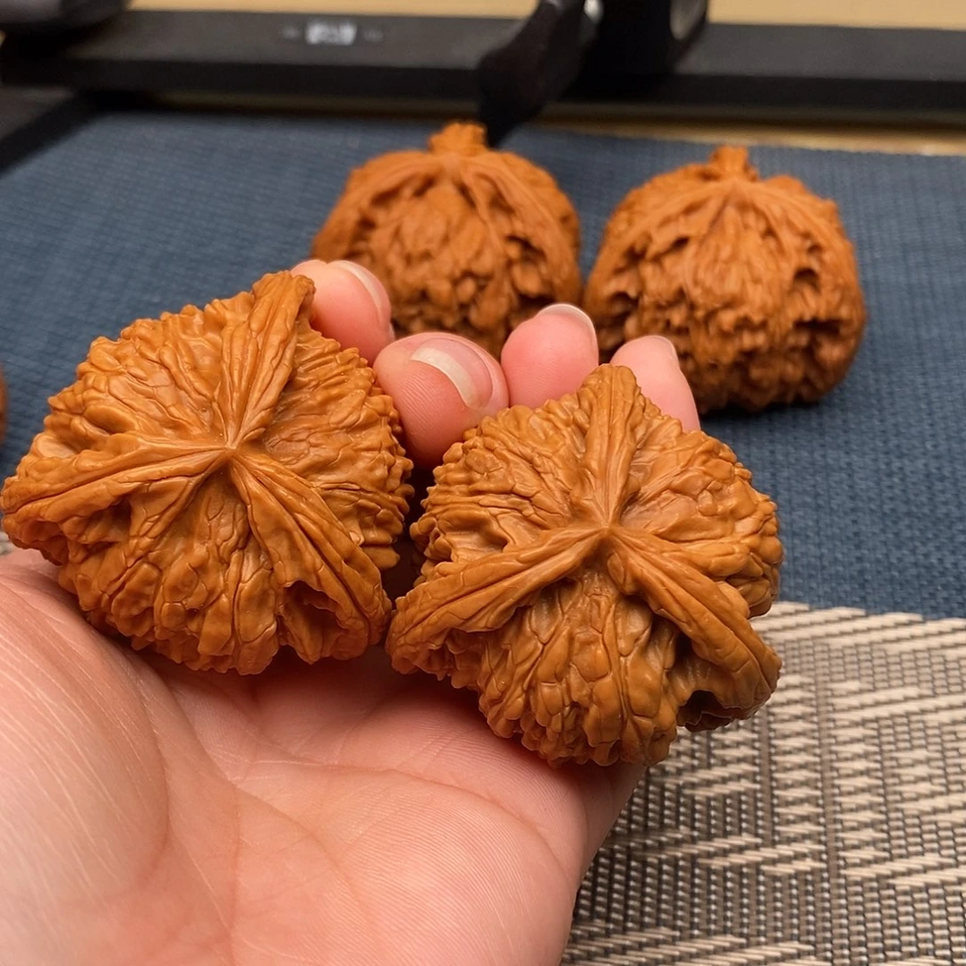 R***y吊坠文玩核桃三棱