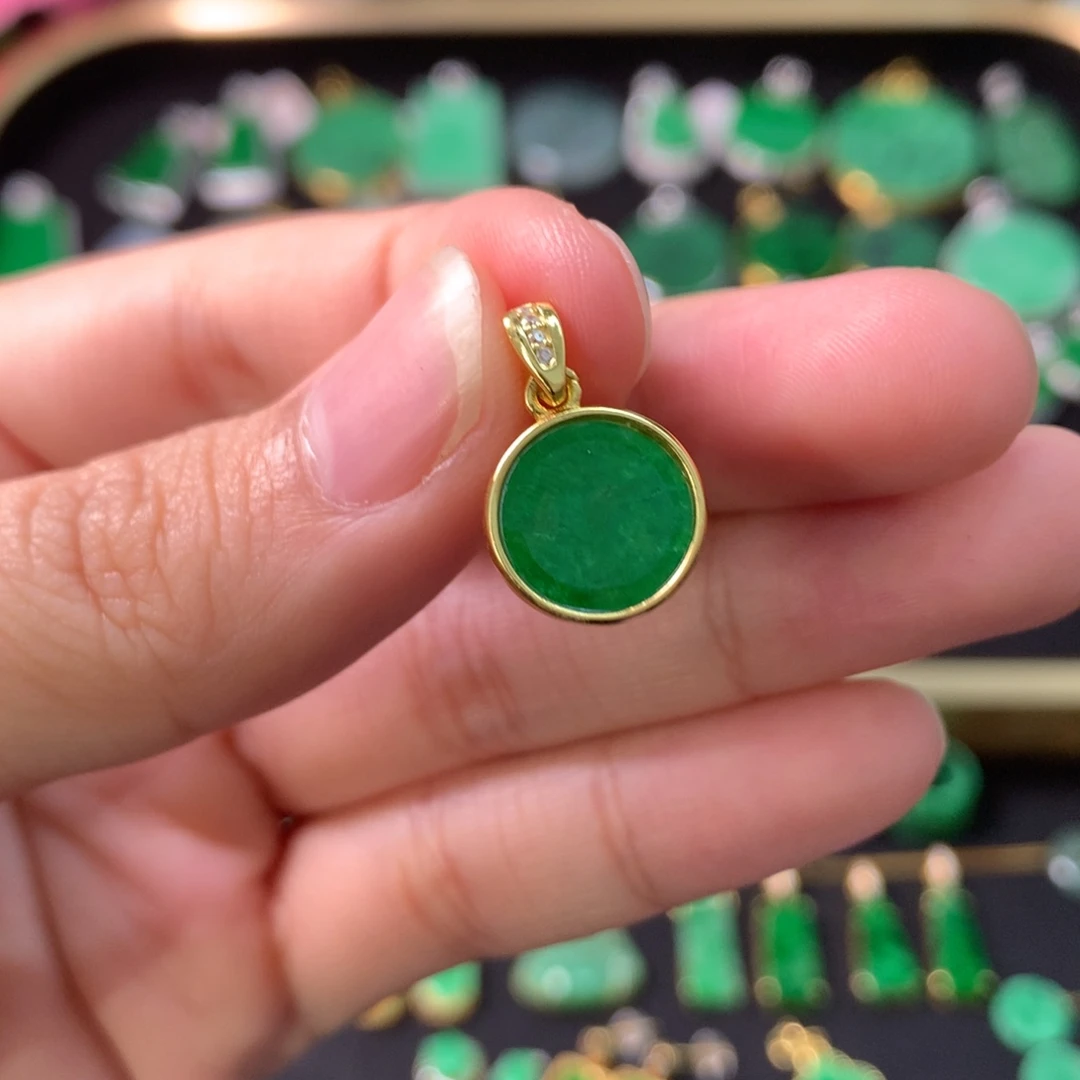 翡翠未镶嵌颈饰有纹裂