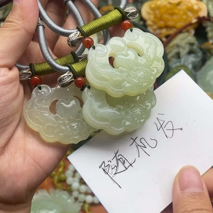 蛇纹石玉吊坠合金