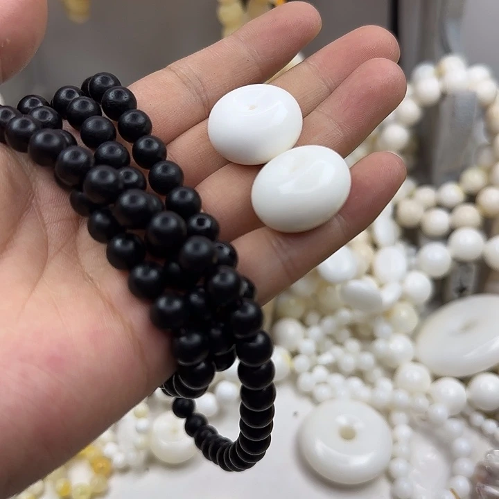 大果紫檀（缅甸花梨）两个小平安扣带绳子