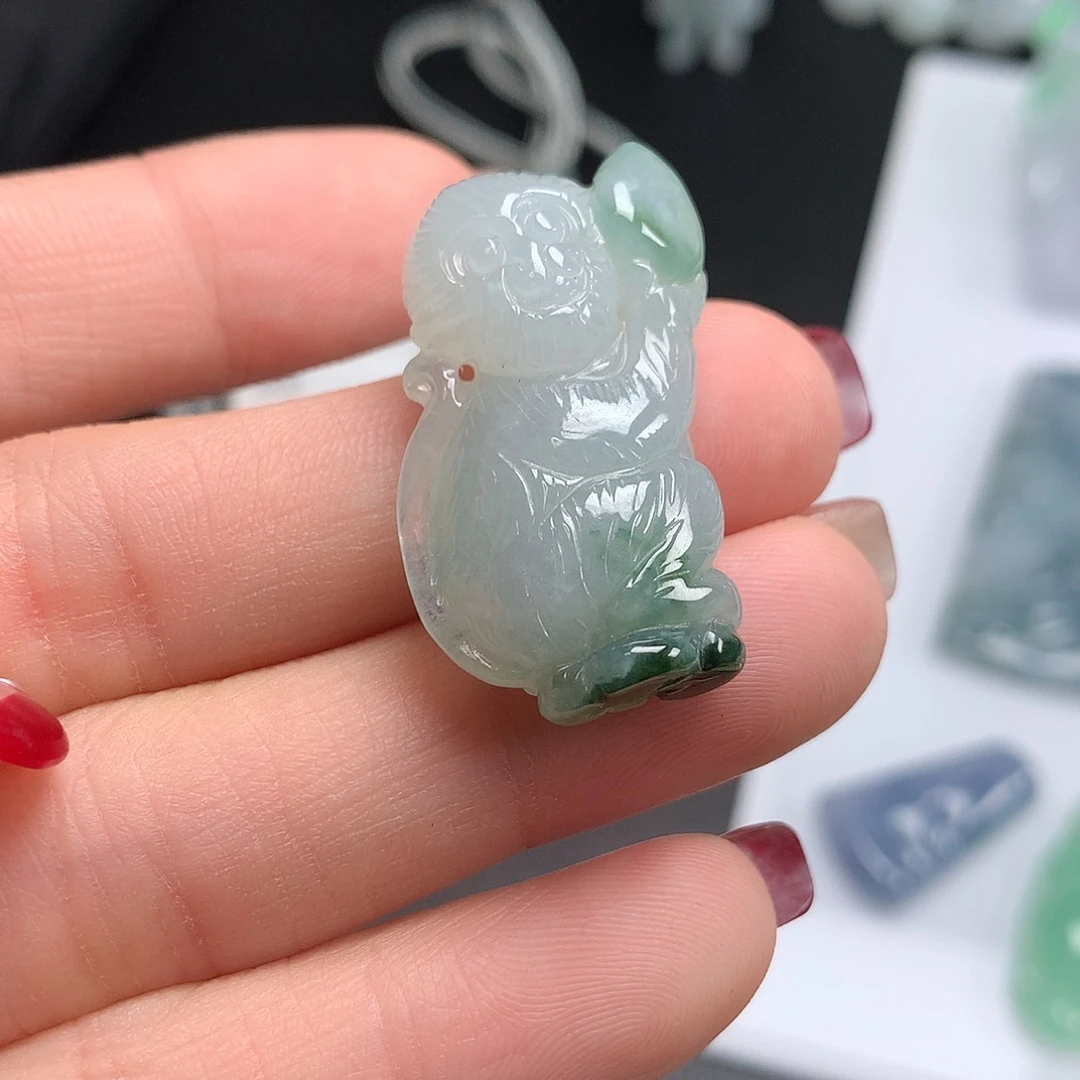 翡翠未镶嵌颈饰猴子