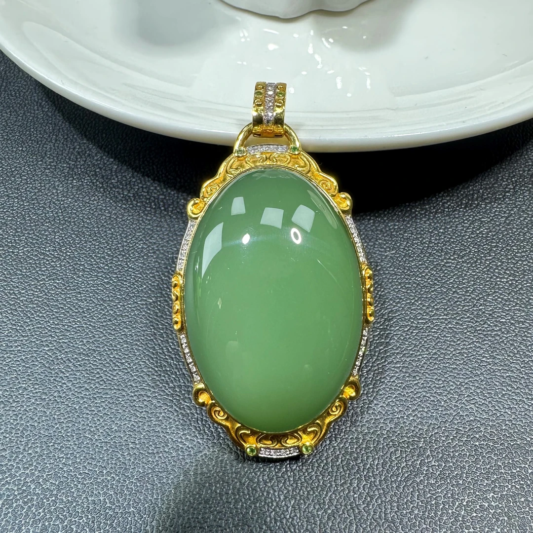 俄料碧玉藏收级粉绿鸽子蛋(裸石20*30*10mm)18K金镶嵌吊坠轻奢