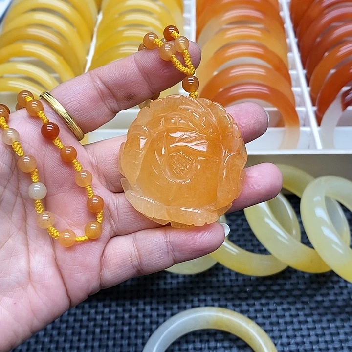 石英质玉（黄龙玉）未镶嵌颈饰