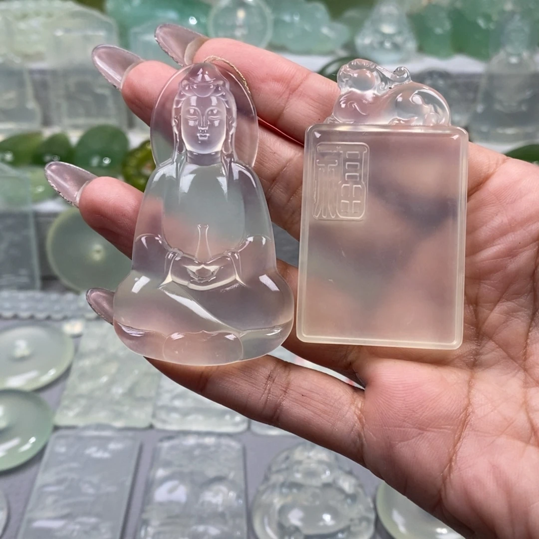 第***格蛇纹石玉未镶嵌颈饰