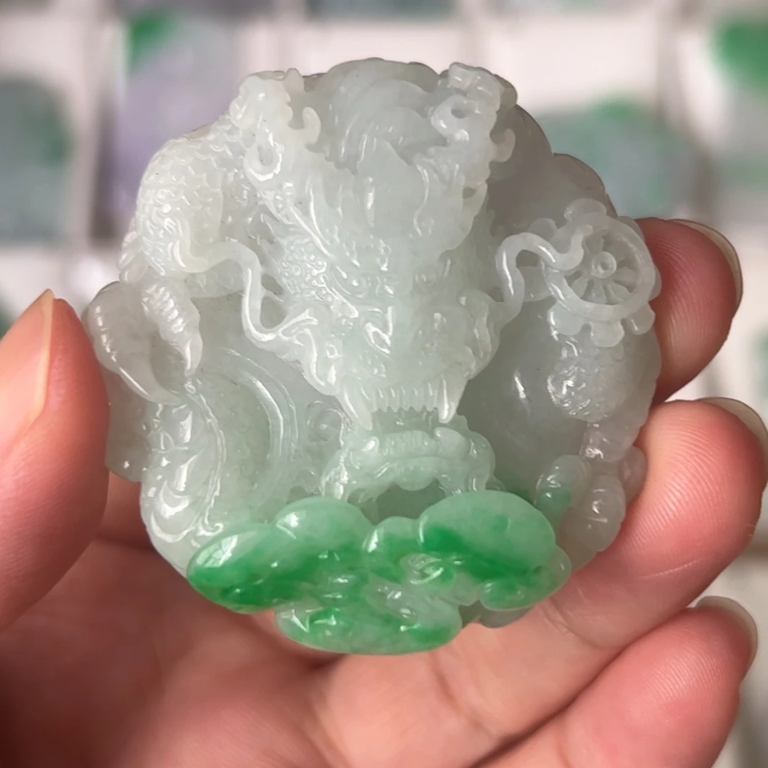 翡翠未镶嵌颈饰龙