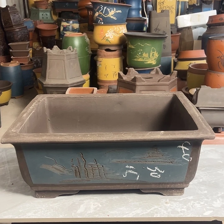 紫砂花盆和一条小