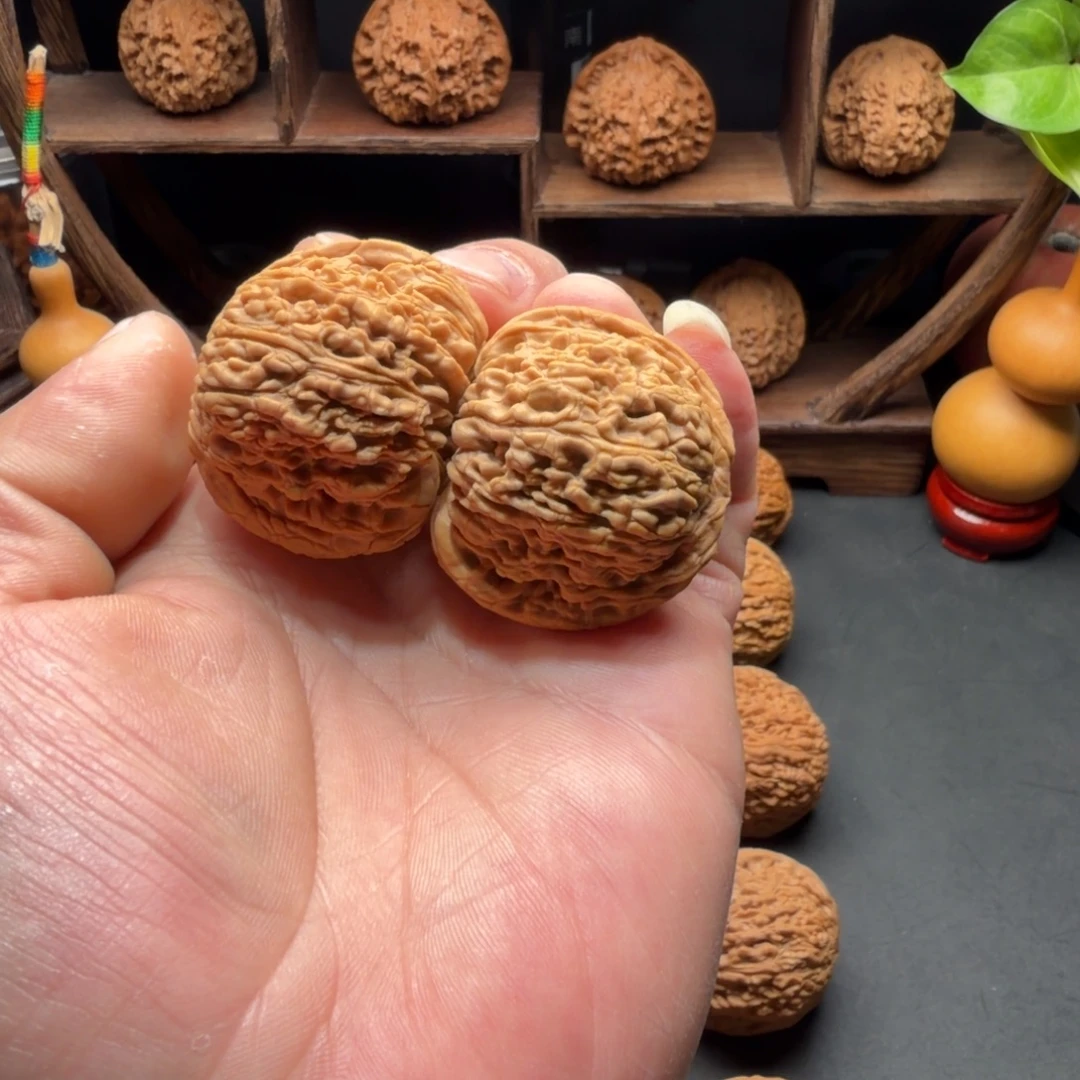 文玩核桃把件南疆石团子菊花底满肉满蚂蚁拉丝尺寸41