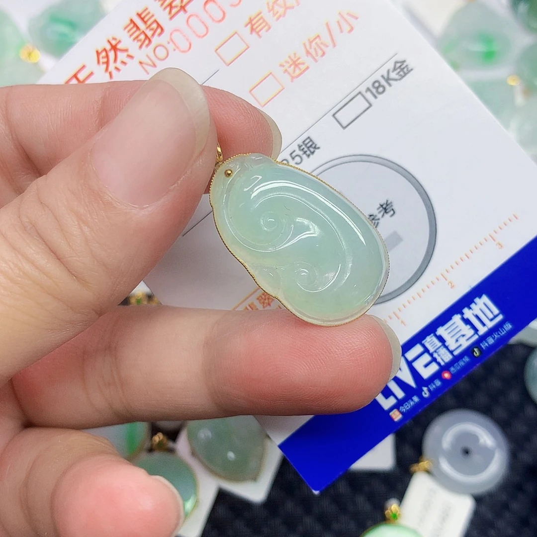 翡翠18K金镶嵌颈饰翡翠