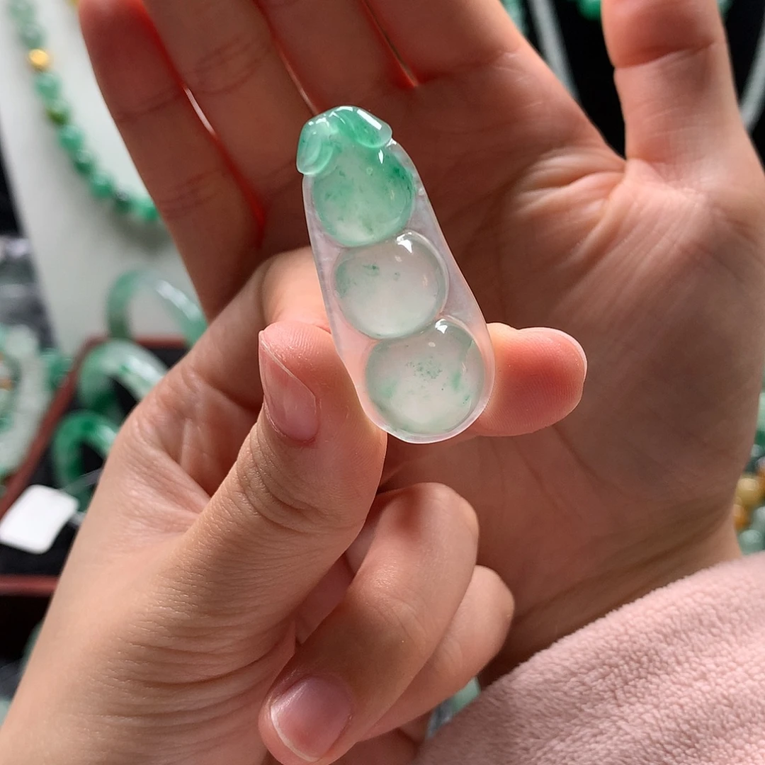 敏***儿石英质玉未镶嵌吊坠