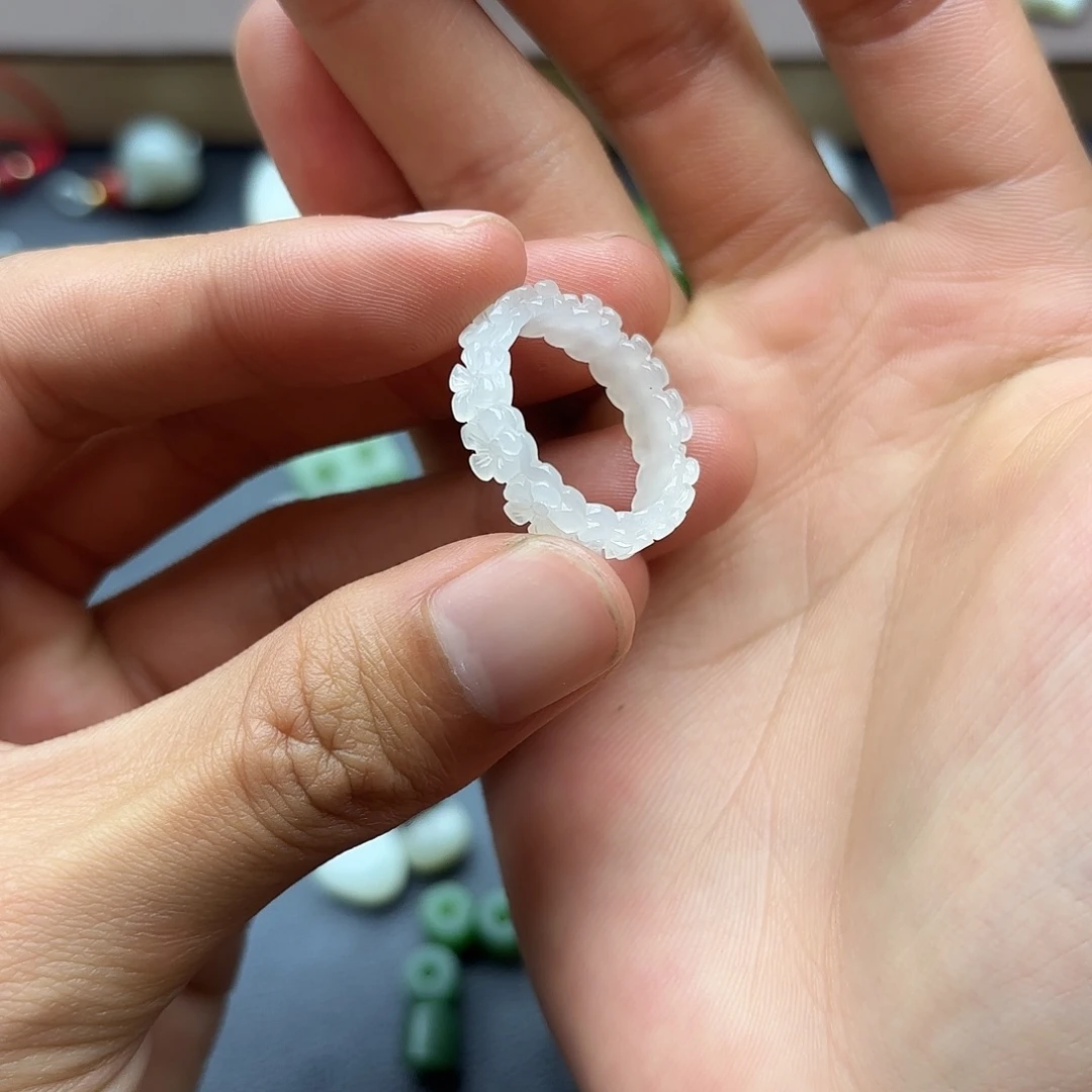 丫****和田玉未镶嵌颈饰