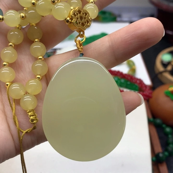 颈饰未镶嵌和田玉吊坠