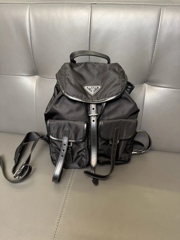 99新 Prada/普拉达 普拉达新款双肩包