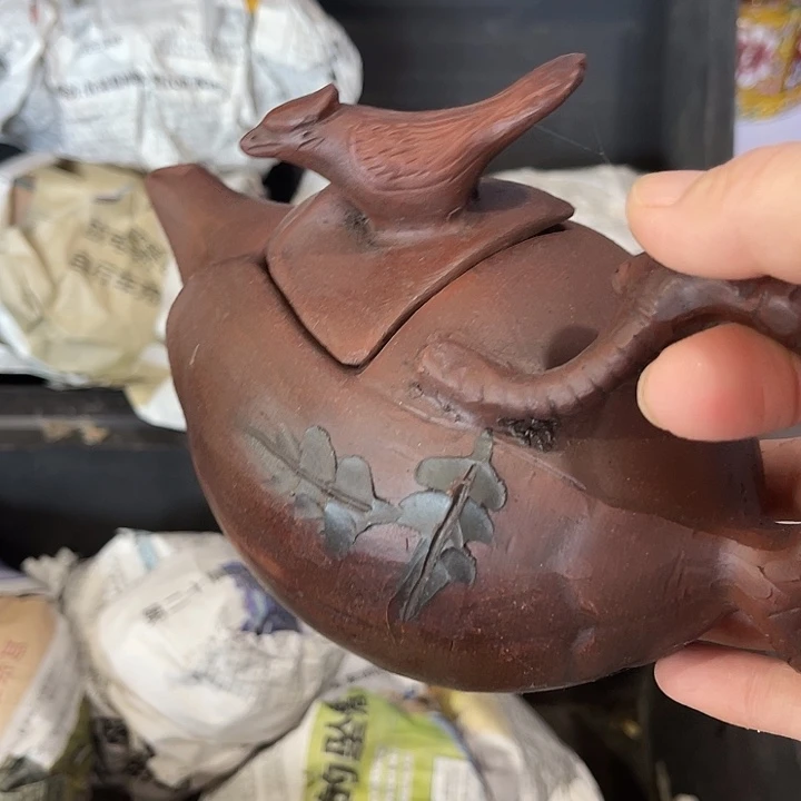 茶壶紫泥原矿泥料手工制作的一把紫砂壶。