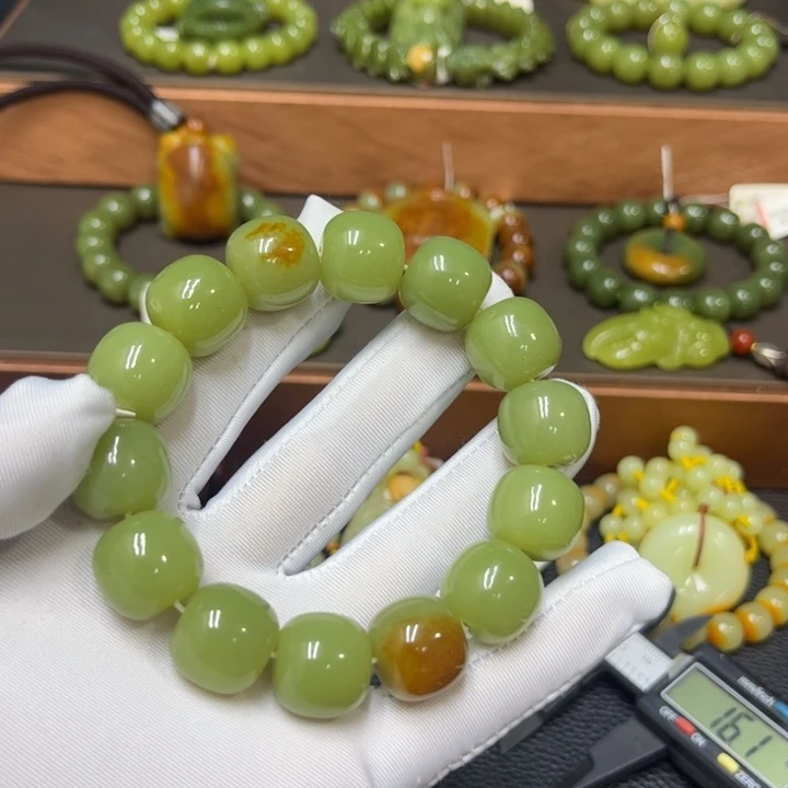 游***客透闪石质玉未镶嵌手链